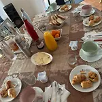 לינה וארוחת בוקר Les D'arrauntz אוסטריץ